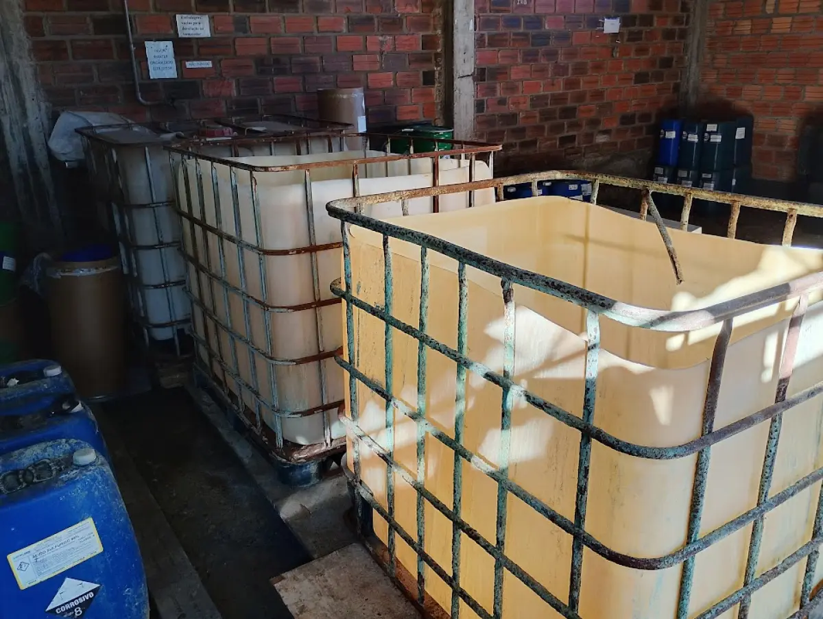 LOTE 158 - Lote contendo contêineres IBC, bombonas plásticas diversas, tanques, tambores industriais e materiais mistos (sucatas de madeira, vidro e papelão).