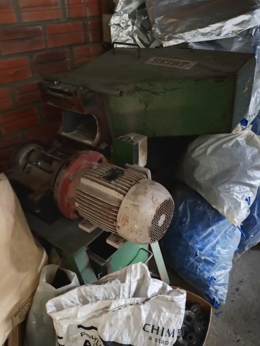 LOTE 160 - 06 moinhos trituradores industriais (05 em mau estado), 01 refrigerador industrial, 01 equipamento centrífuga cilíndrica, 01 balança mecânica (mau estado), 02 ventiladores de parede (mau estado), 01 tanque compressor (mau estado), 01 bancada de trabalho, 01 cadeira, 01 carrinho de carga manual, lote de sacarias com matéria-prima plástica, lote de estantes de madeira e metal, lote de gaveteiros plásticos, lote de armações metálicas tubulares, lote de paletes de madeira, lote de sucatas diversas