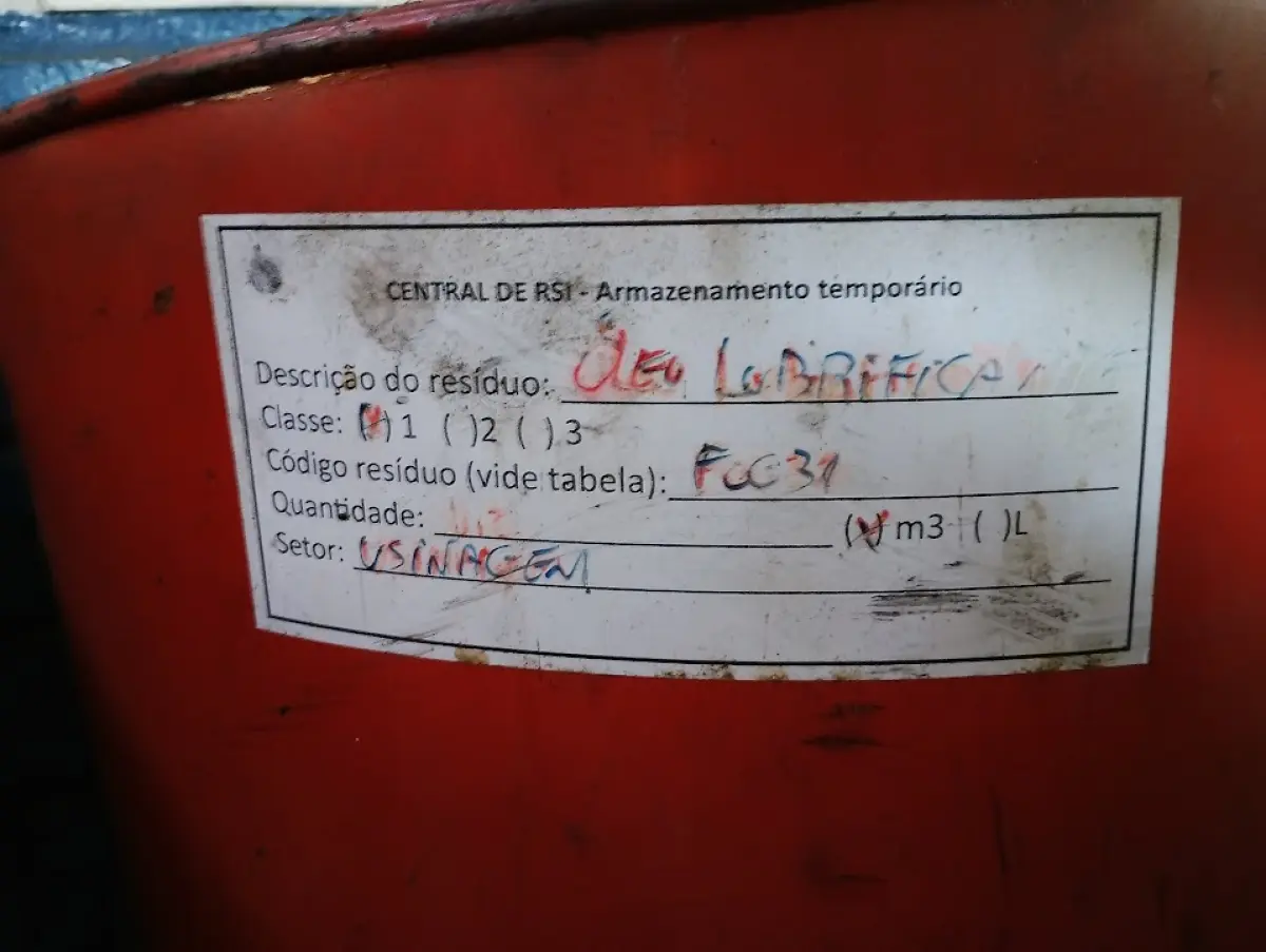 LOTE 091 - 03 tonéis metálicos de 200 litros (as etiquetas indicam conter resíduo de óleo solúvel e óleo lubrificante classe 1).