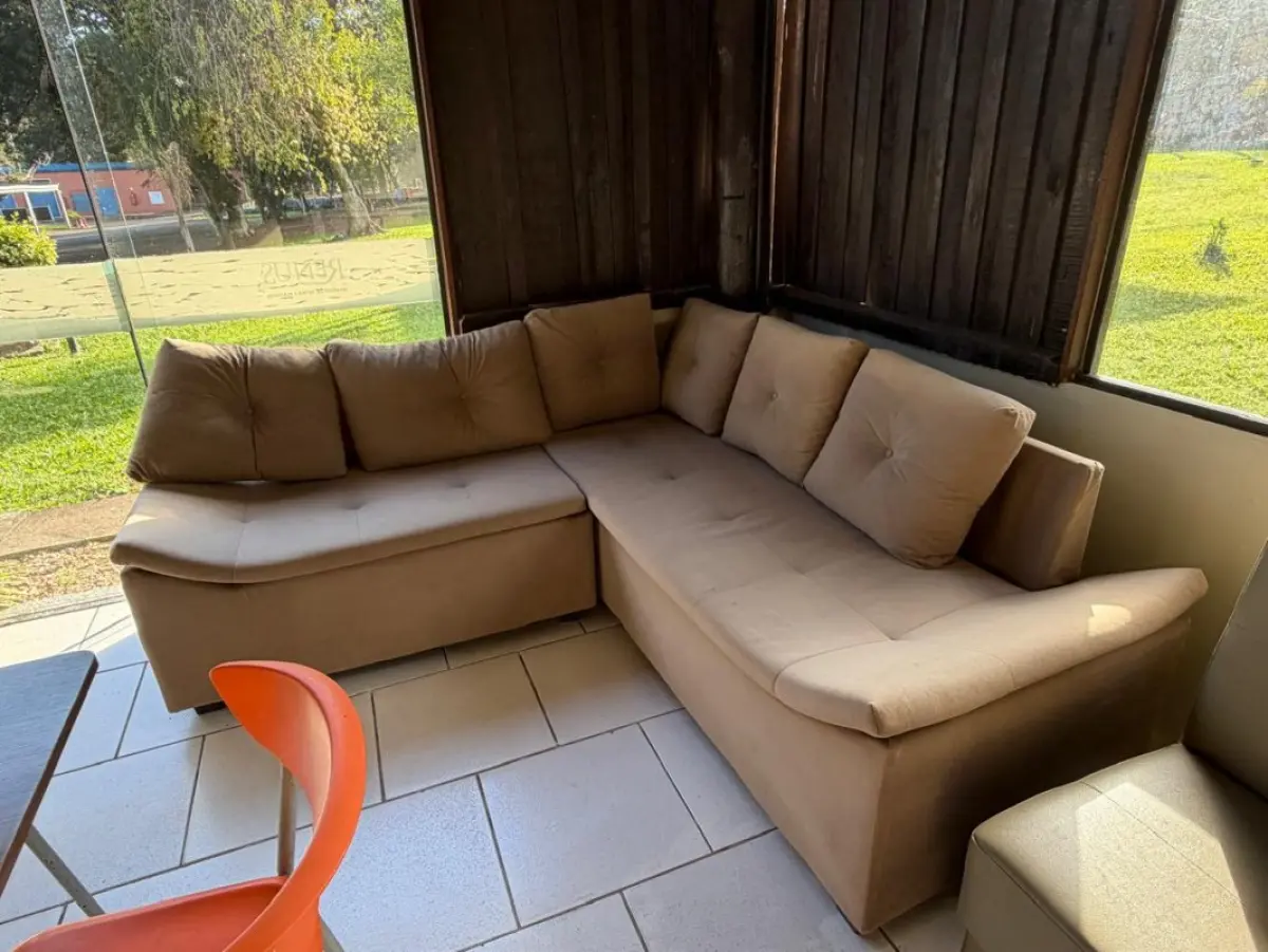 LOTE 197 - 01 sofa em L, 02 fofas 03 lugares
