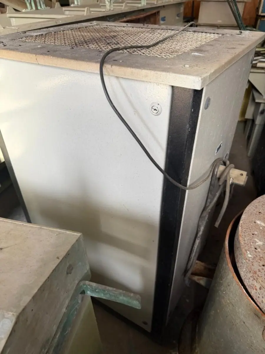LOTE 225 - 01 Cabine de pintura (Arpi Aspersul); 01 Estufa industrial (Tecnipar); 03 Máquinas de rotomoldagem com painéis de controle; 03 Ventiladores industriais de parede (Ventisol/Arge/Turboflex); Conjunto de tanques e cubas industriais em polipropileno/fibra; Bancadas de trabalho metálicas com morsa; Estruturas metálicas diversas (racks, estantes e carrinhos de transporte); Peças cilíndricas em ferro fundido; Exaustores com tubulações flexíveis; Tambores metálicos (Ipiranga); Insumos químicos organizados em estantes, 02 ventiladores industriais
