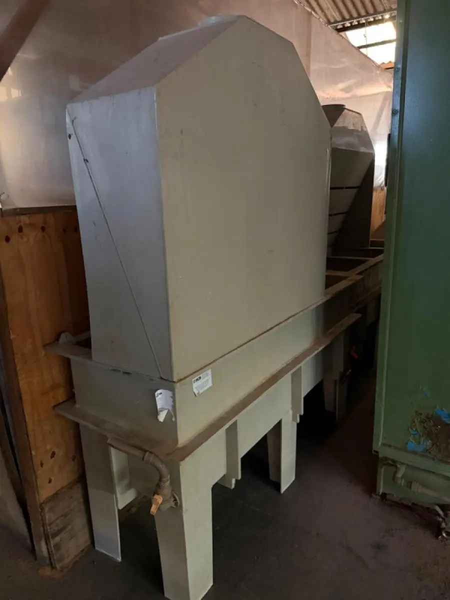 LOTE 225 - 01 Cabine de pintura (Arpi Aspersul); 01 Estufa industrial (Tecnipar); 03 Máquinas de rotomoldagem com painéis de controle; 03 Ventiladores industriais de parede (Ventisol/Arge/Turboflex); Conjunto de tanques e cubas industriais em polipropileno/fibra; Bancadas de trabalho metálicas com morsa; Estruturas metálicas diversas (racks, estantes e carrinhos de transporte); Peças cilíndricas em ferro fundido; Exaustores com tubulações flexíveis; Tambores metálicos (Ipiranga); Insumos químicos organizados em estantes, 02 ventiladores industriais