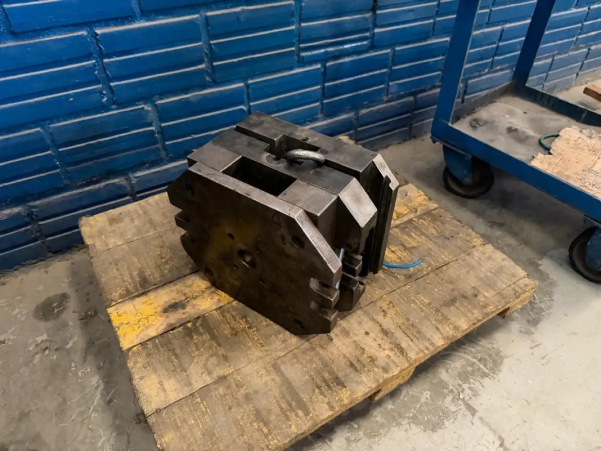 LOTE 226 - 02 conjuntos de moldes metálicos pesados