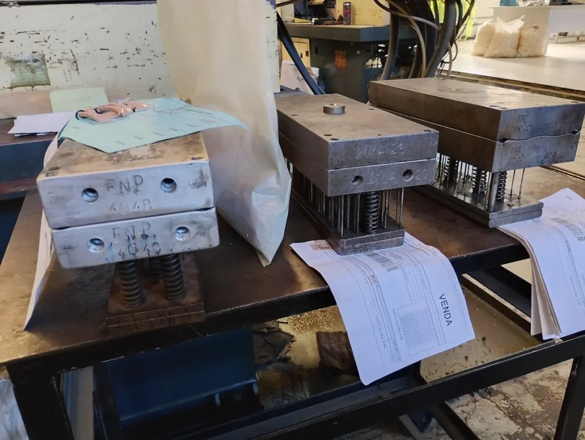 LOTE 039 - lote de 25 moldes