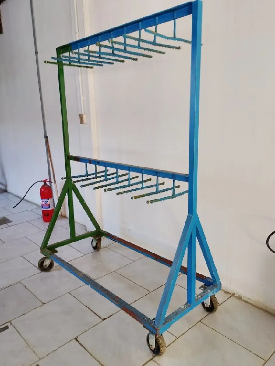 LOTE 221 - 04 suportes móveis de metal (estruturas tipo rack/cabideiro) com rodízios para movimentação.