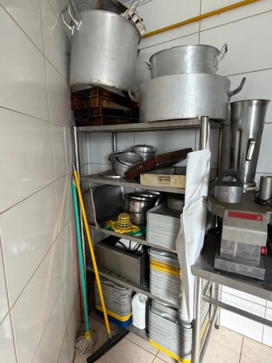 LOTE 196 - lote com geladeira, bancadas, pia, espetos etc.