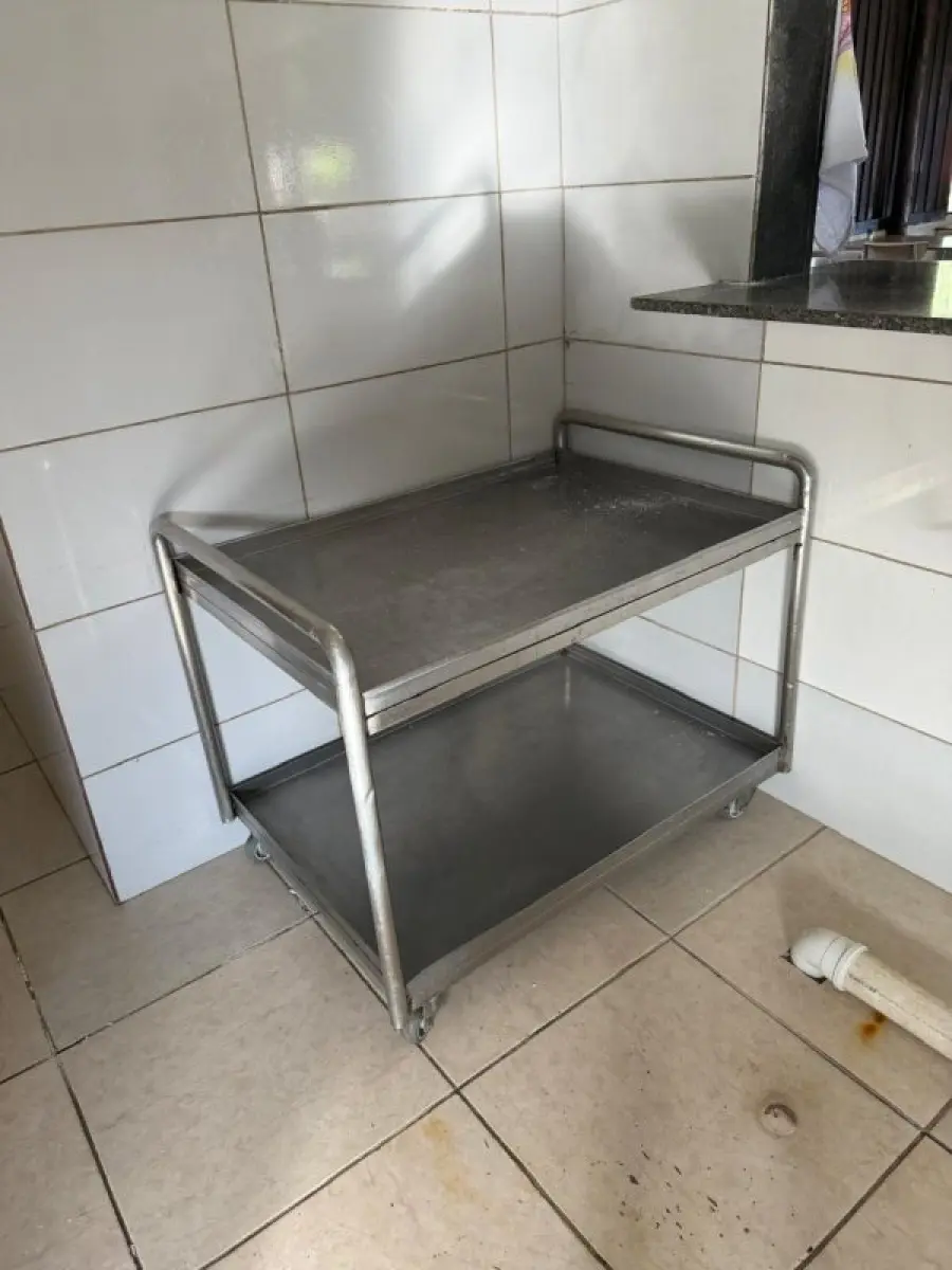 LOTE 196 - lote com geladeira, bancadas, pia, espetos etc.