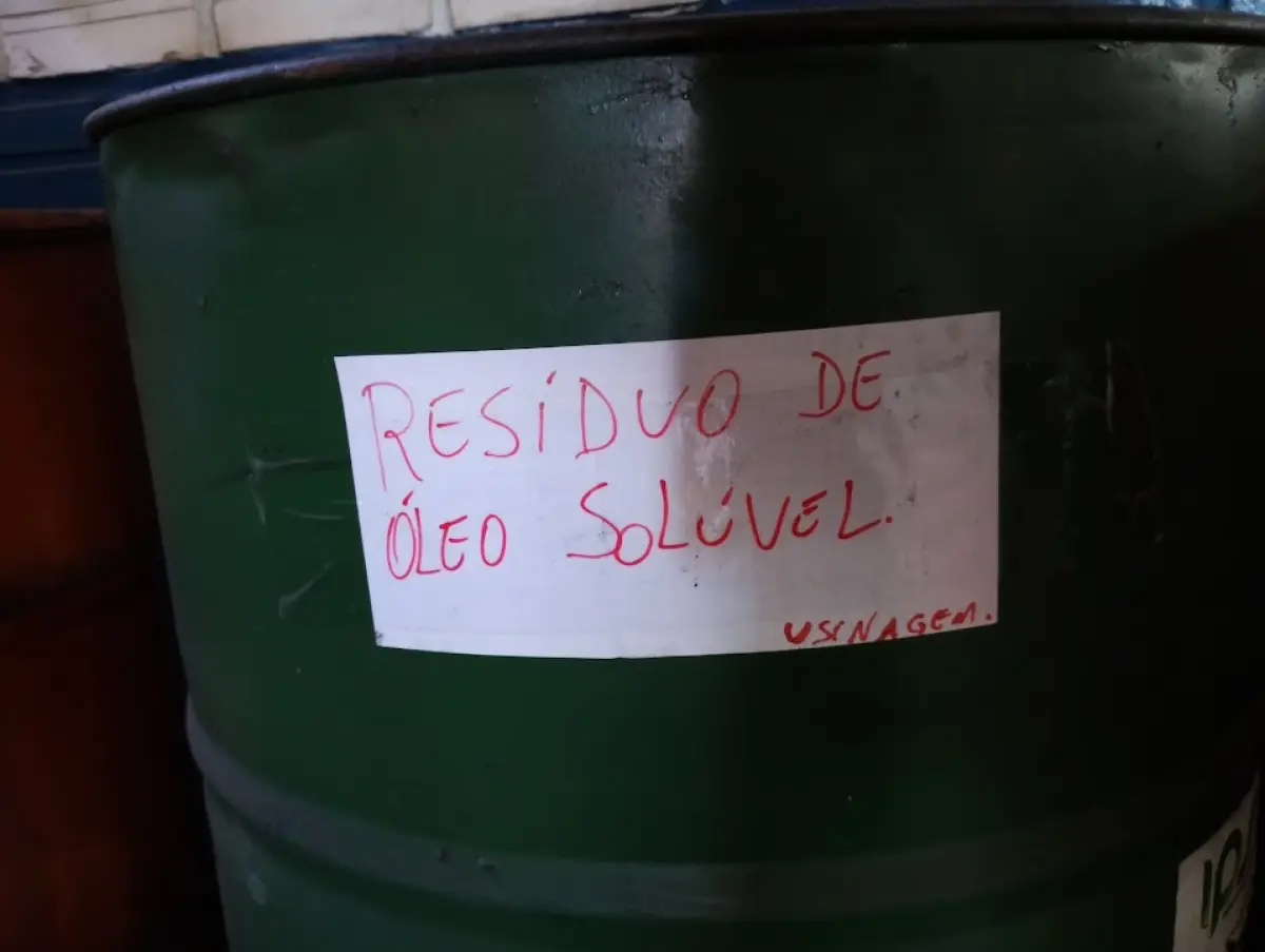 LOTE 091 - 03 tonéis metálicos de 200 litros (as etiquetas indicam conter resíduo de óleo solúvel e óleo lubrificante classe 1).