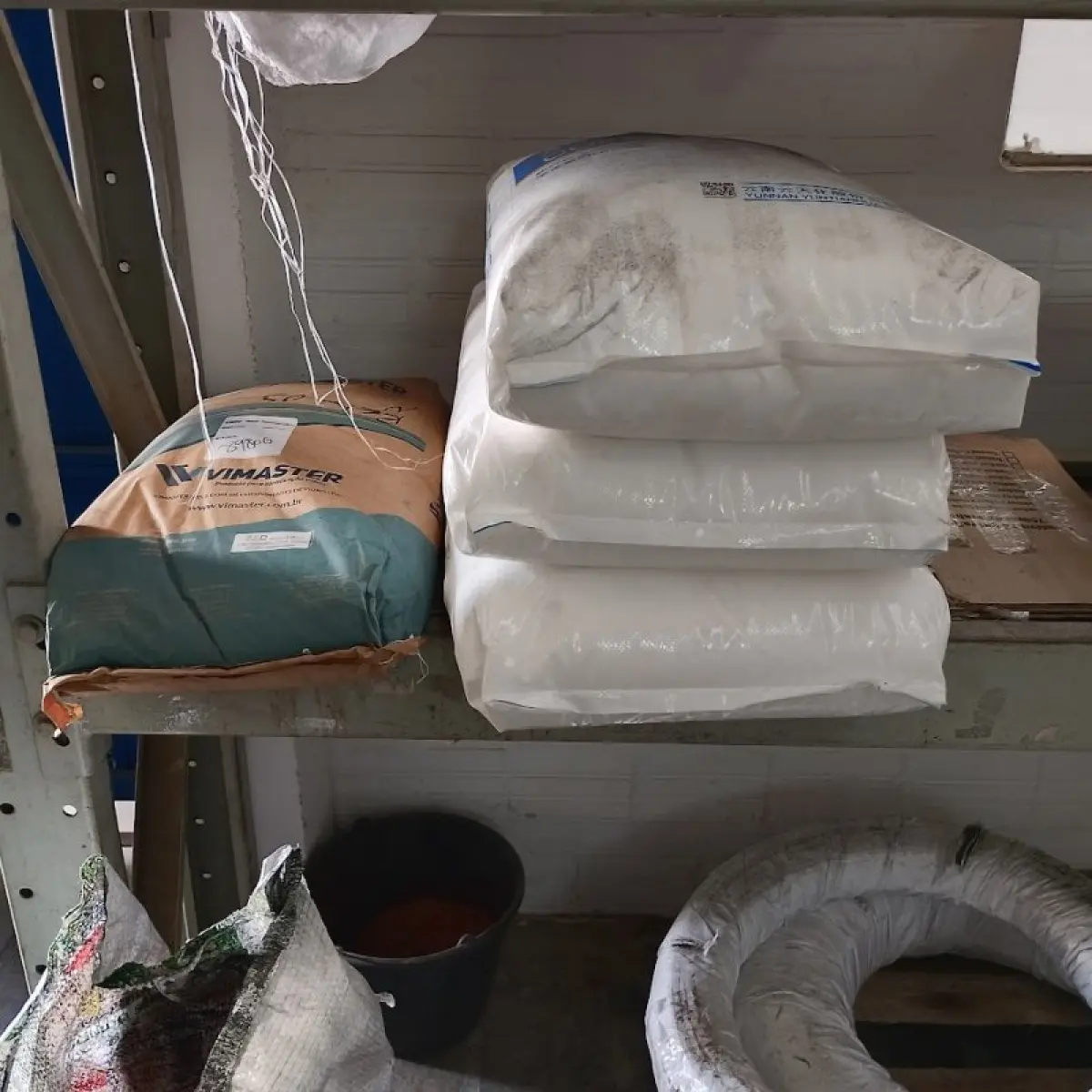 LOTE 016 - Térreo - Estantes de aço, paleteira, resinas plásticas e fitas de aço