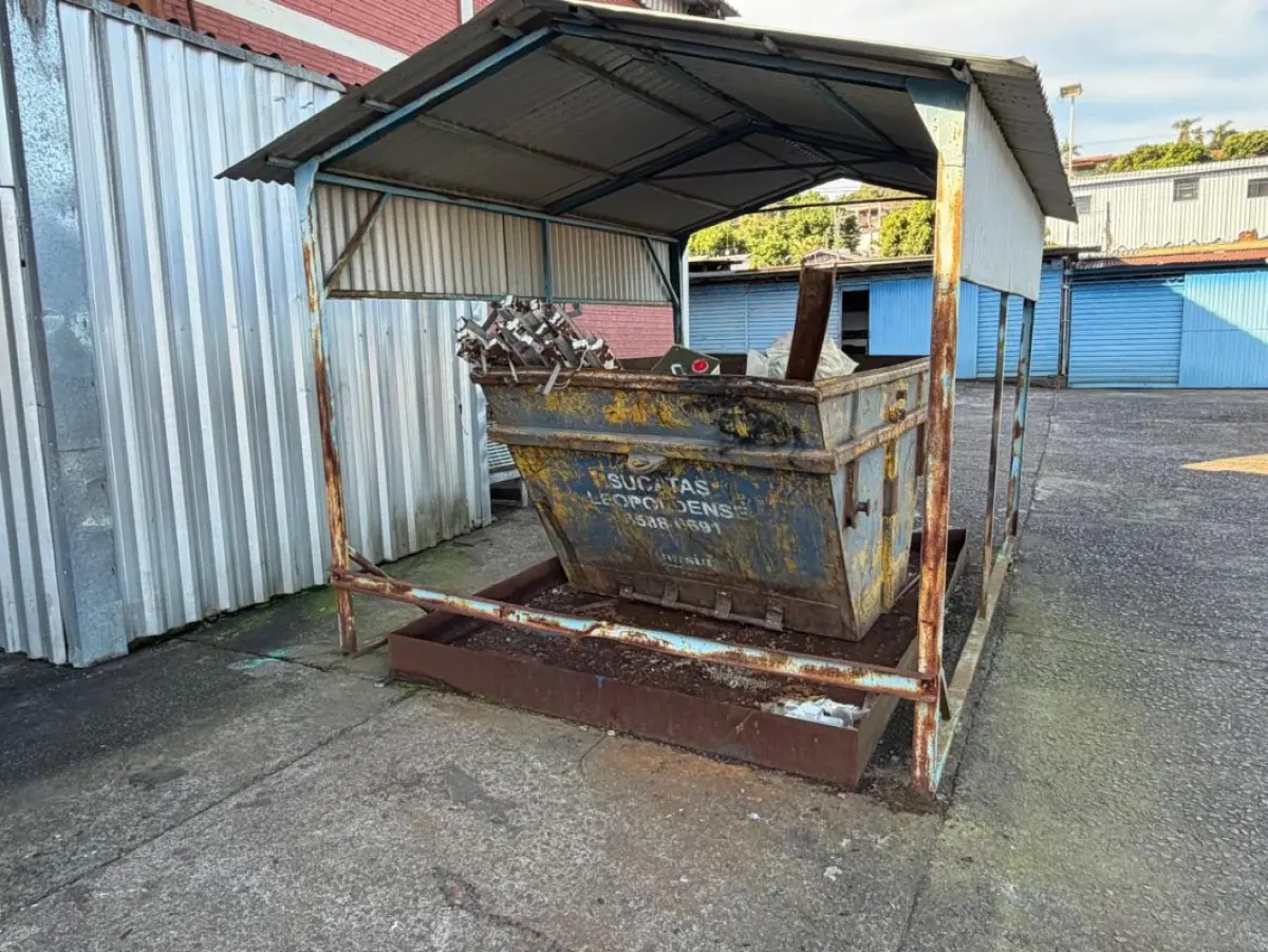 LOTE 241 - 02 caçambas metálicas para entulho/resíduos e 01 escada metálica com plataforma
