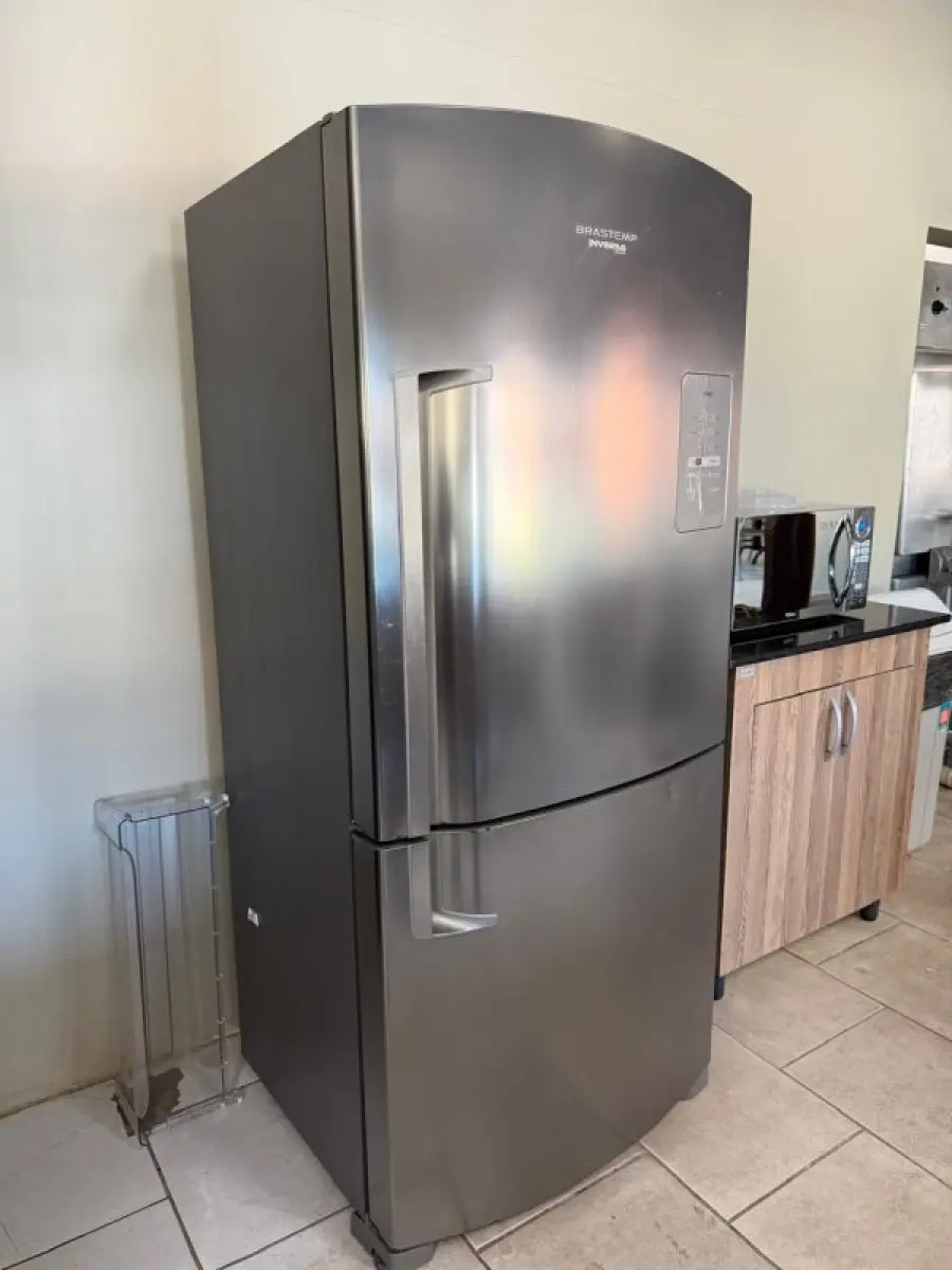 LOTE 199 - 01 Geladeira Brastemp Inverse Inox, 02 Freezers horizontais (01 com adesivagem "Bruscato"), 01 Geladeira vertical envelopada "Bruscato" e 01 Câmera frigorífica comercial em aço inox, 01 frigobar, 01 geladeira vertical adesivo Bruscato
