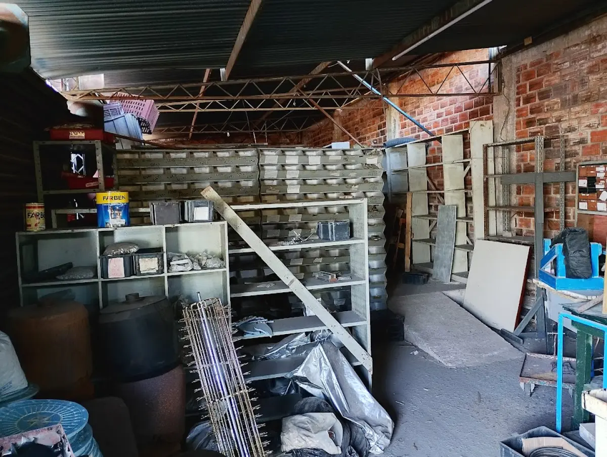 LOTE 160 - 06 moinhos trituradores industriais (05 em mau estado), 01 refrigerador industrial, 01 equipamento centrífuga cilíndrica, 01 balança mecânica (mau estado), 02 ventiladores de parede (mau estado), 01 tanque compressor (mau estado), 01 bancada de trabalho, 01 cadeira, 01 carrinho de carga manual, lote de sacarias com matéria-prima plástica, lote de estantes de madeira e metal, lote de gaveteiros plásticos, lote de armações metálicas tubulares, lote de paletes de madeira, lote de sucatas diversas