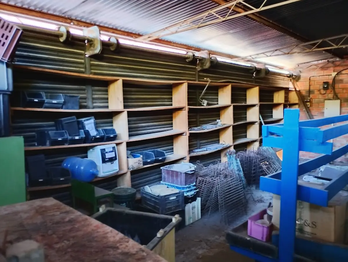 LOTE 160 - 06 moinhos trituradores industriais (05 em mau estado), 01 refrigerador industrial, 01 equipamento centrífuga cilíndrica, 01 balança mecânica (mau estado), 02 ventiladores de parede (mau estado), 01 tanque compressor (mau estado), 01 bancada de trabalho, 01 cadeira, 01 carrinho de carga manual, lote de sacarias com matéria-prima plástica, lote de estantes de madeira e metal, lote de gaveteiros plásticos, lote de armações metálicas tubulares, lote de paletes de madeira, lote de sucatas diversas