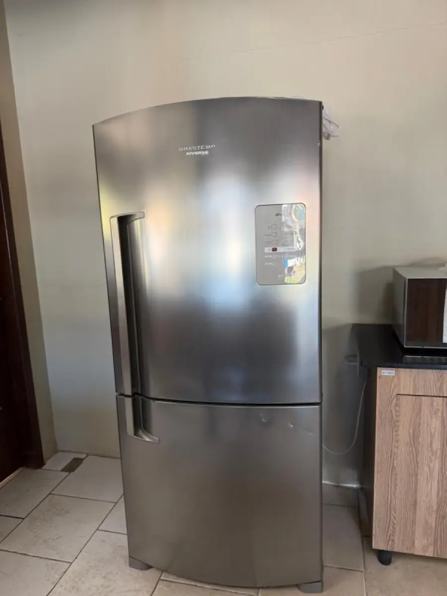 LOTE 199 - 01 Geladeira Brastemp Inverse Inox, 02 Freezers horizontais (01 com adesivagem "Bruscato"), 01 Geladeira vertical envelopada "Bruscato" e 01 Câmera frigorífica comercial em aço inox, 01 frigobar, 01 geladeira vertical adesivo Bruscato