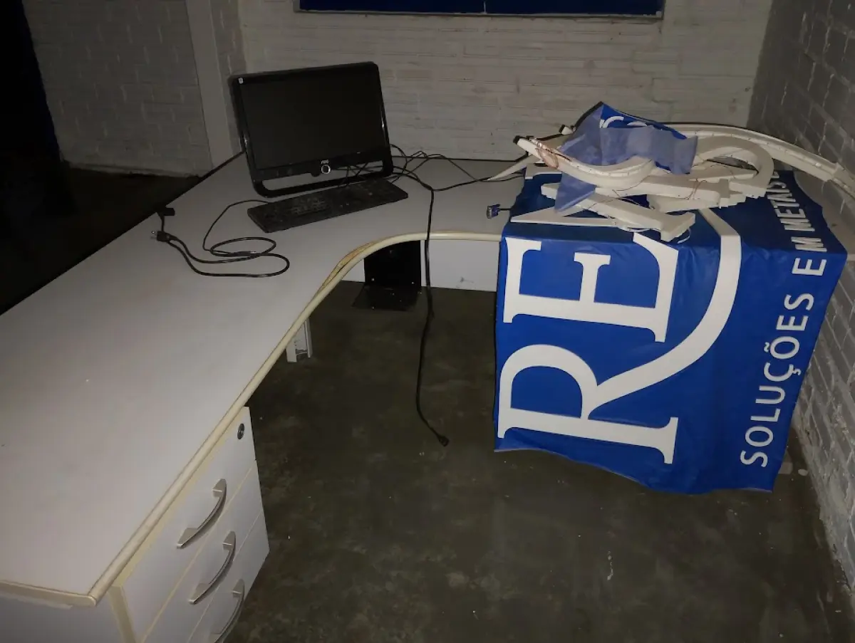 LOTE 150 - lote de mobiliario e materiais de marcenaria