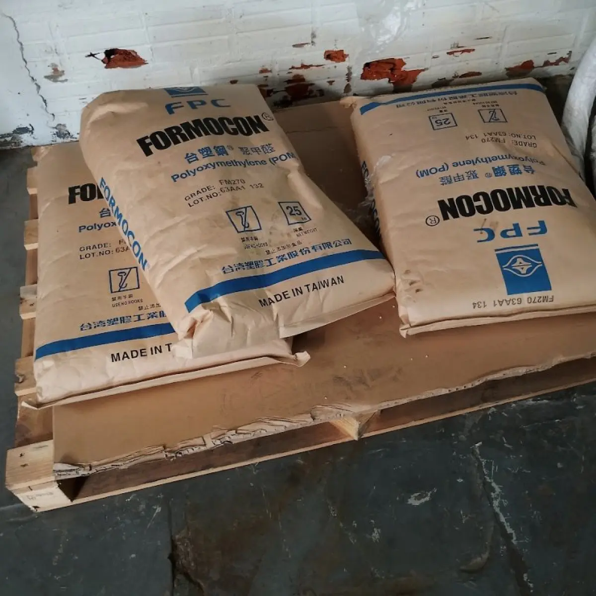 LOTE 016 - Térreo - Estantes de aço, paleteira, resinas plásticas e fitas de aço