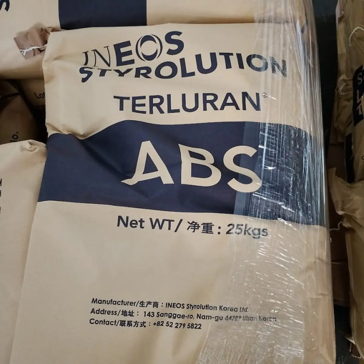 LOTE 016 - Térreo - Estantes de aço, paleteira, resinas plásticas e fitas de aço