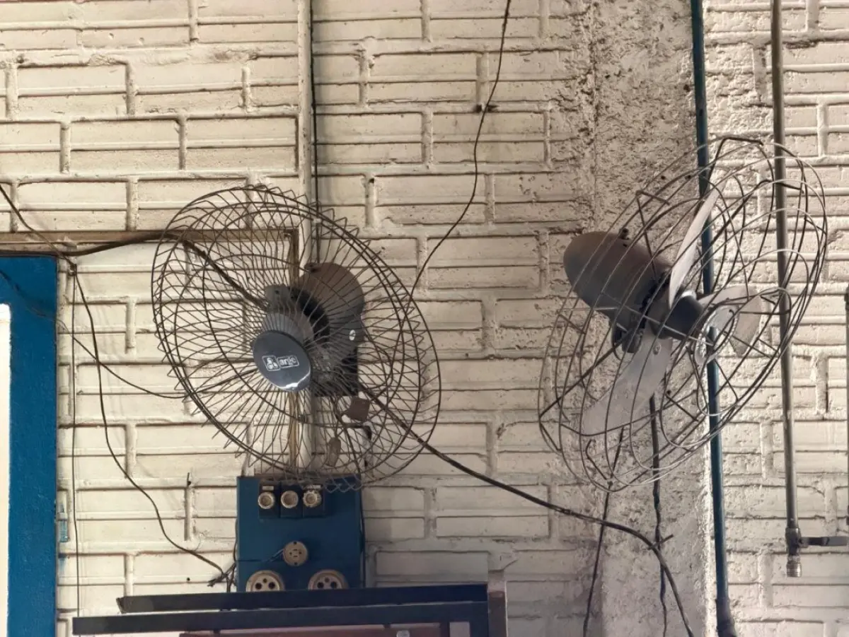 LOTE 225 - 01 Cabine de pintura (Arpi Aspersul); 01 Estufa industrial (Tecnipar); 03 Máquinas de rotomoldagem com painéis de controle; 03 Ventiladores industriais de parede (Ventisol/Arge/Turboflex); Conjunto de tanques e cubas industriais em polipropileno/fibra; Bancadas de trabalho metálicas com morsa; Estruturas metálicas diversas (racks, estantes e carrinhos de transporte); Peças cilíndricas em ferro fundido; Exaustores com tubulações flexíveis; Tambores metálicos (Ipiranga); Insumos químicos organizados em estantes, 02 ventiladores industriais