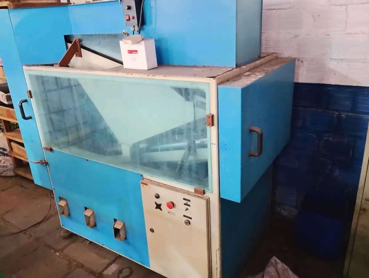 LOTE 085 - 01 equipamento industrial alojado em gabinete metálico azul com visor frontal transparente, contendo sistema interno de cilindros/rolos metálicos, funil direcional, sistema de dosagem superior (cilindro inox) e painel elétrico de comando integrado.