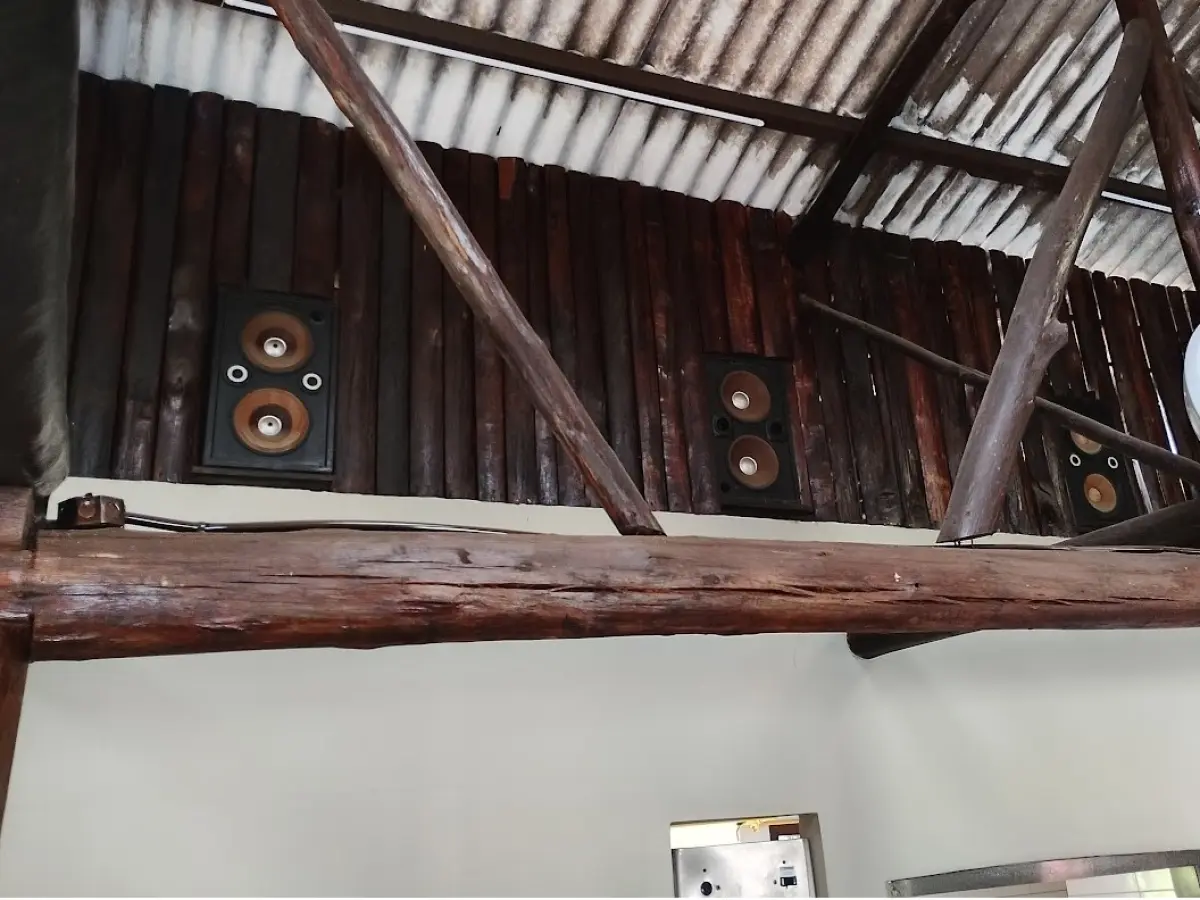 LOTE 195 - 01 TV e 03 caixas de som