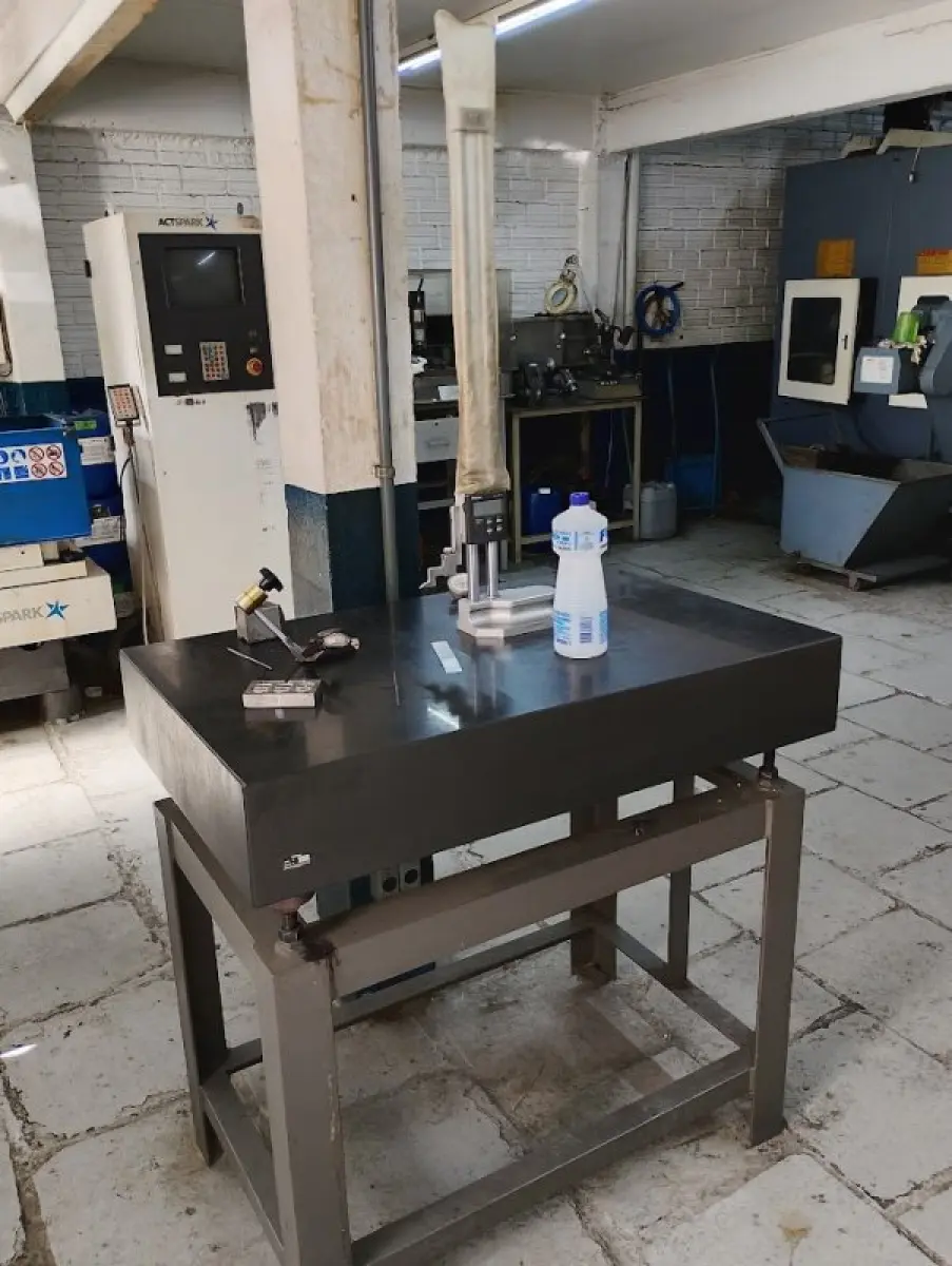 LOTE 106 - 01 mesa de desempeno em granito escuro com suporte/bancada metálica, 01 traçador de altura digital marca Mitutoyo.