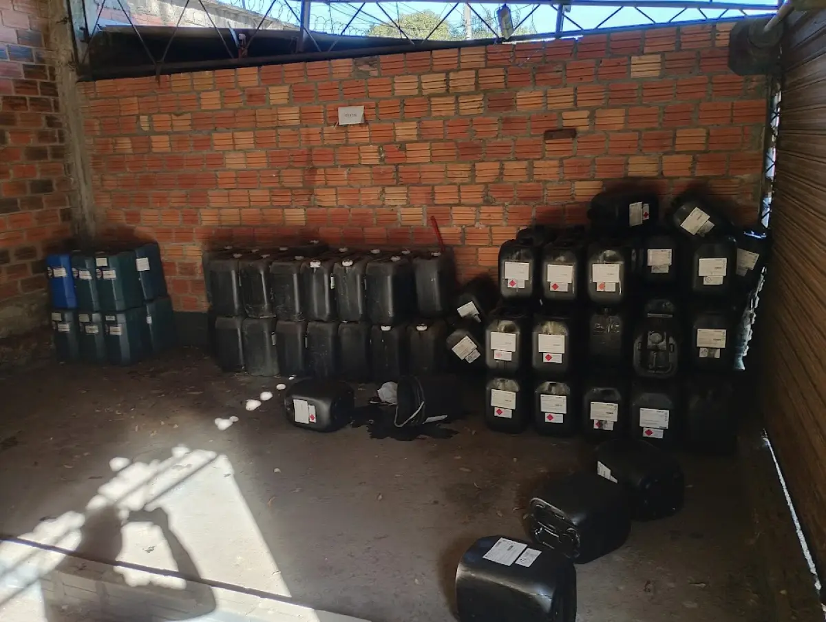 LOTE 158 - Lote contendo contêineres IBC, bombonas plásticas diversas, tanques, tambores industriais e materiais mistos (sucatas de madeira, vidro e papelão).