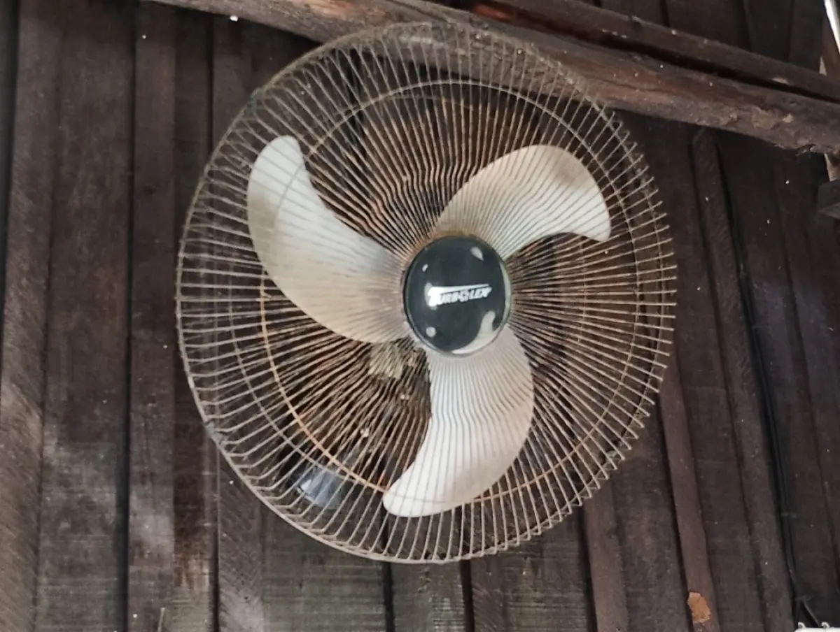 LOTE 194 - 03 Ventiladores de parede