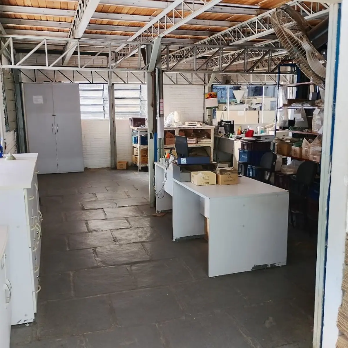 LOTE 014 - Térreo - Móveis E Equipamentos De Escritório Fábrica