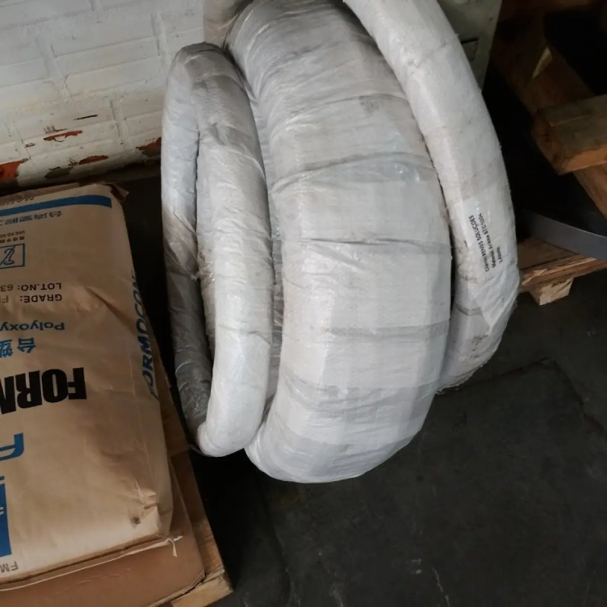LOTE 015 - Térreo - Estantes de aço, paleteira, resinas plásticas e fitas de aço