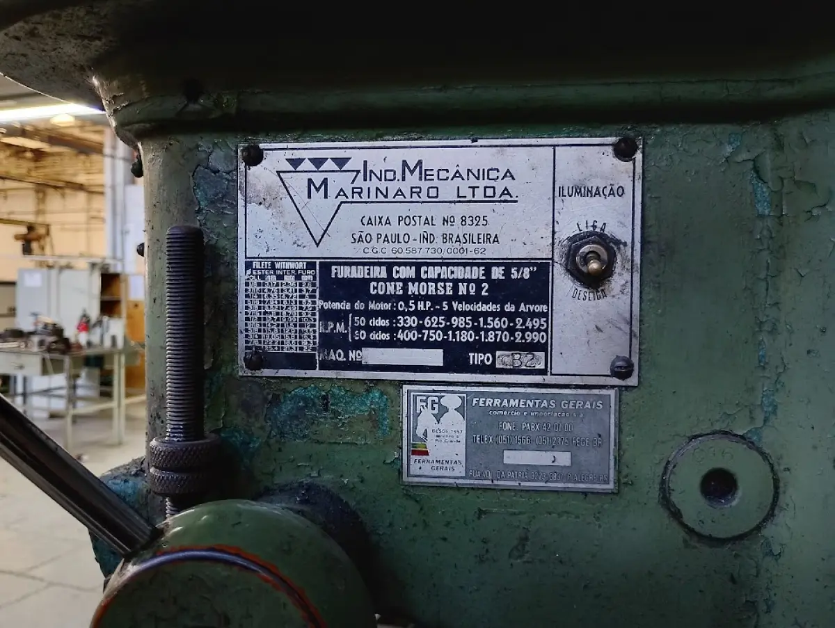 LOTE 077 - 01 máquina furadeira de coluna, marca Indústria Mecânica Marinaro, tipo BZ, capacidade de furação de 5/8", encaixe Cone Morse nº 2, motor de 0,5 HP e 5 velocidades. (Apresenta ausência da tampa superior de proteção das polias/correias).