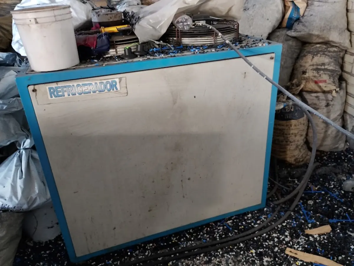 LOTE 160 - 06 moinhos trituradores industriais (05 em mau estado), 01 refrigerador industrial, 01 equipamento centrífuga cilíndrica, 01 balança mecânica (mau estado), 02 ventiladores de parede (mau estado), 01 tanque compressor (mau estado), 01 bancada de trabalho, 01 cadeira, 01 carrinho de carga manual, lote de sacarias com matéria-prima plástica, lote de estantes de madeira e metal, lote de gaveteiros plásticos, lote de armações metálicas tubulares, lote de paletes de madeira, lote de sucatas diversas