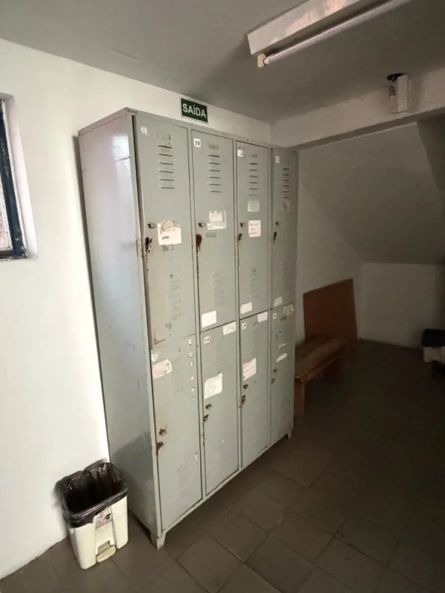 LOTE 213 - 08 Armários de aço 8 portas 