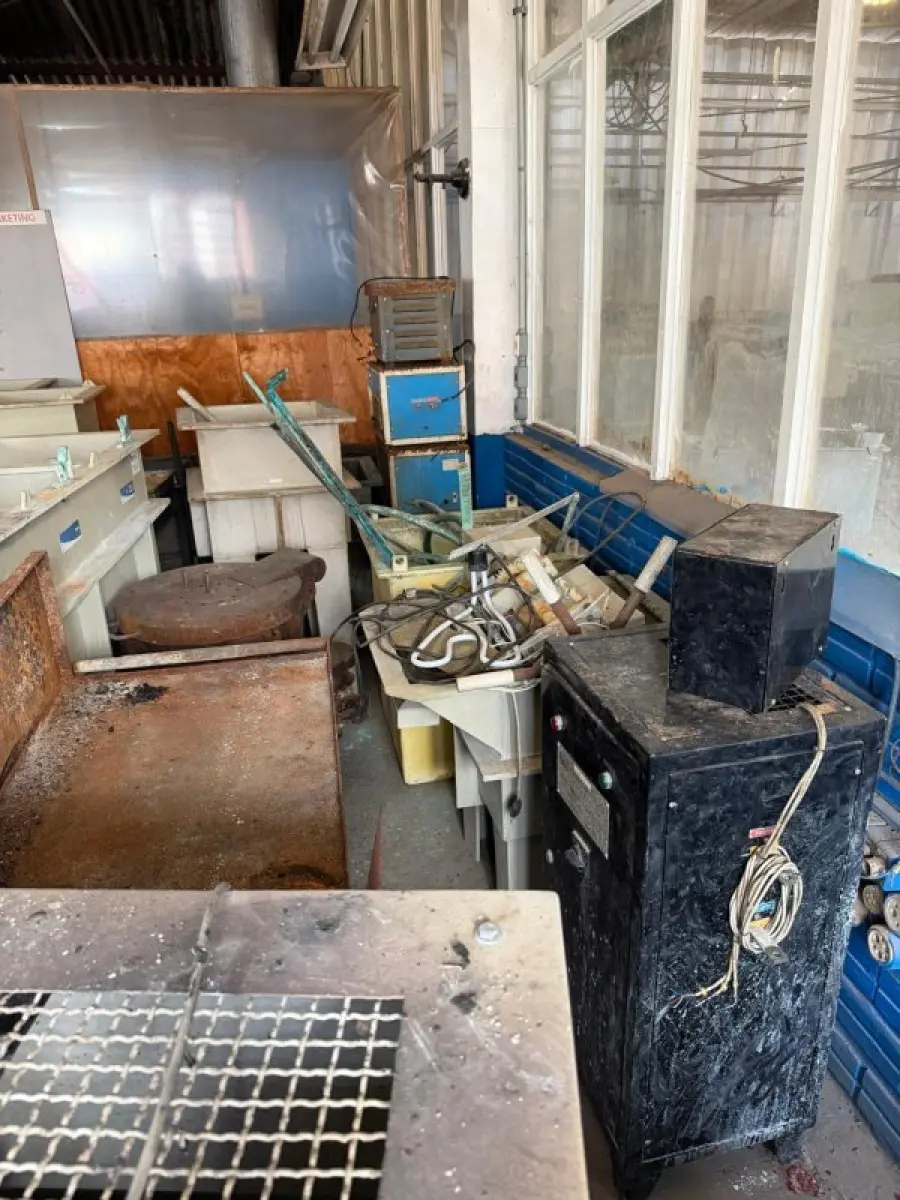 LOTE 225 - 01 Cabine de pintura (Arpi Aspersul); 01 Estufa industrial (Tecnipar); 03 Máquinas de rotomoldagem com painéis de controle; 03 Ventiladores industriais de parede (Ventisol/Arge/Turboflex); Conjunto de tanques e cubas industriais em polipropileno/fibra; Bancadas de trabalho metálicas com morsa; Estruturas metálicas diversas (racks, estantes e carrinhos de transporte); Peças cilíndricas em ferro fundido; Exaustores com tubulações flexíveis; Tambores metálicos (Ipiranga); Insumos químicos organizados em estantes, 02 ventiladores industriais