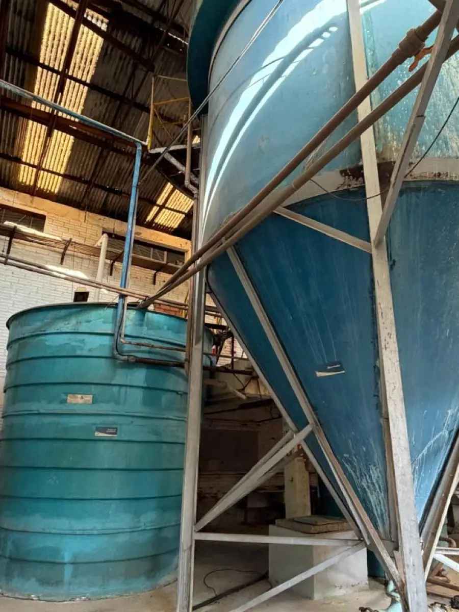 LOTE 237 - 01 filtro prensa industrial, 04 tanques cilíndricos em PRFV, 01 silo/tanque cônico em PRFV, 01 tanque vertical em PRFV, 01 tanque retangular em PRFV, 06 vasos/filtros pressurizados em fibra, 04 reservatórios plásticos verticais, 04 IBCs (containers plásticos de 1.000 L), 01 conjunto de colunas/filtros industriais em PRFV, 01 conjunto de bombas, tubulações e válvulas industriais.