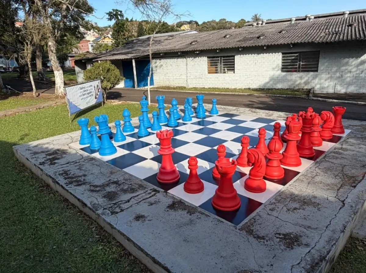 LOTE 219 - Kit grande de peças de xadrez plástico 
