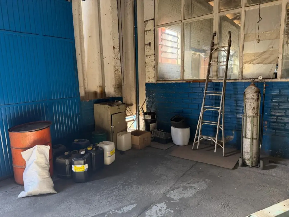 LOTE 253 - 01 cilindro de gás com carrinho, 01 escada de alumínio, 01 esmerilhadeira angular, 01 mesa metálica basculante, 02 tambores metálicos, 01 gabinete metálico, 06 bombonas plásticas, 01 saco de ráfia, baldes e caixas plásticas