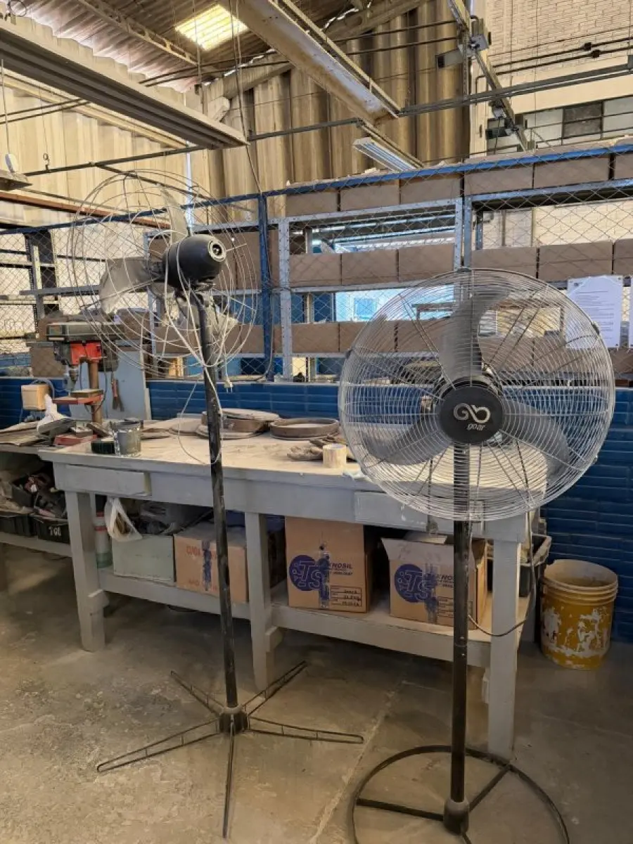 LOTE 252 - 12 ventiladores industriais no setor (pedestal e parede)