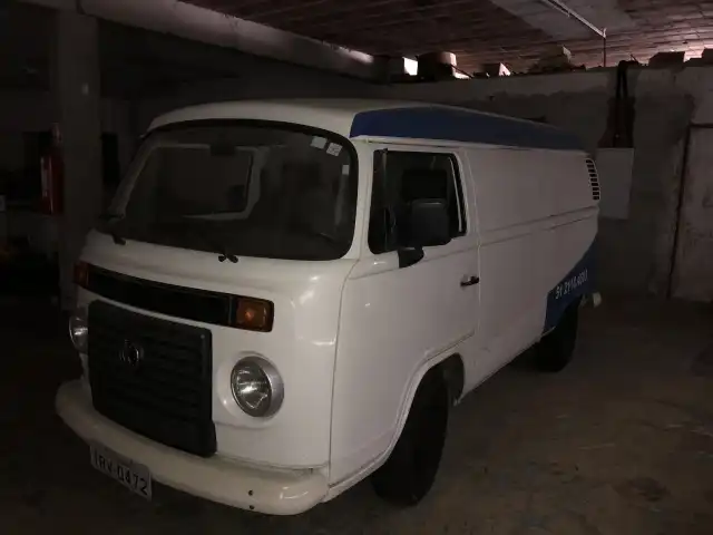 VEÍCULOS VW KOMBI FURGÃO E GM PRISMA MAXX – MÓVEIS, EQUIPAMENTOS, ETC