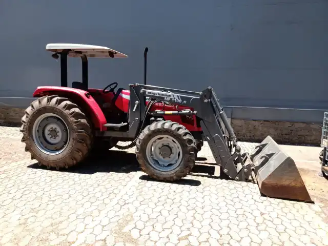 LEILÃO DE TRATOR, EMPILHADEIRAS, REBOQUE, PÓRTICO E EQUIPAM.