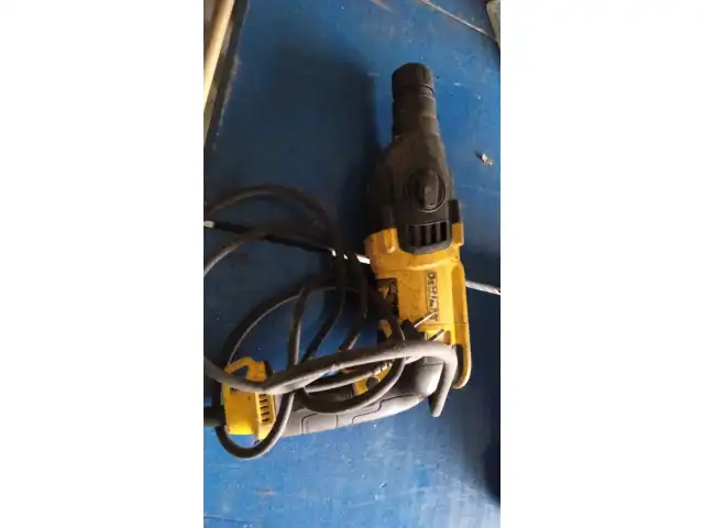 Leilão de betoneira e martelete