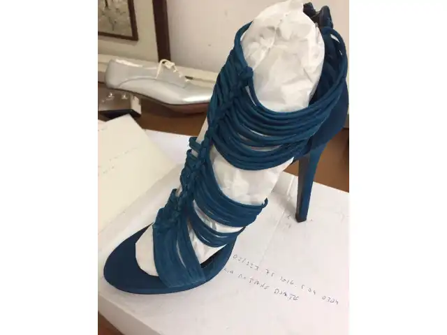 LEILÃO DE PARES DE SAPATOS FEMININOS