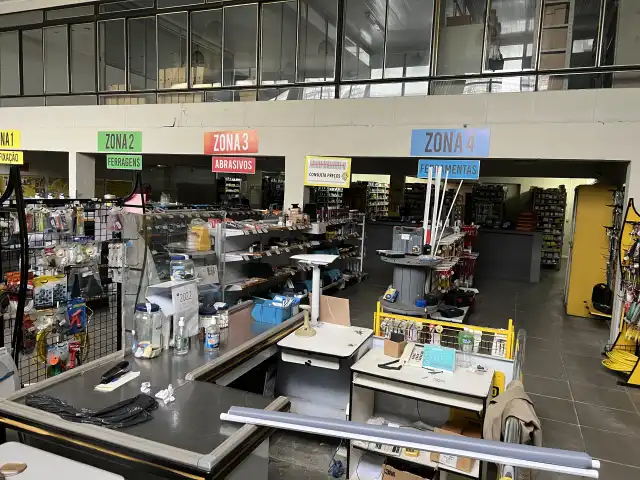 LEILÃO DE LOJA COMPLETA DE PARAFUSOS, FERRAGENS, BROCAS, FERRAMENTAS, PRATELEIRAS ETC