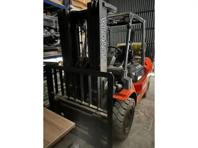 LEILÃO DE 2 EMPILHADEIRAS, MÁQUINAS PARA MÓVEIS, CADEIRAS E MÓVEIS DIVERSOS, ETC.