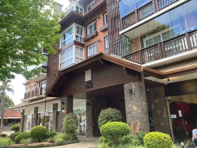 LEILÃO DE 2 APTS DE LUXO UNIFICADOS E 4 BOX EM GRAMADO ESQUINA RUA SÃO PEDRO. FINAMENTE DECORADO