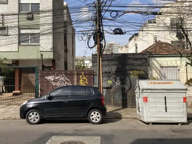 LEILÃO DE TERRENO NA RUA GENERAL LIMA E SILVA, POA