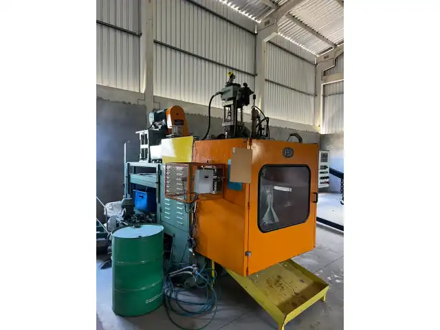 LEILÃO DE SOPRADORA BEKUM, MÃO FRANCESA C/ TALHA ELÉTRICA, UNIDADE DE RESFRIAMENTO, MOTOR P/ REFRIGERAÇÃO, GIRAFA HIDRÁULICA E MÓVEIS DIVERSOS