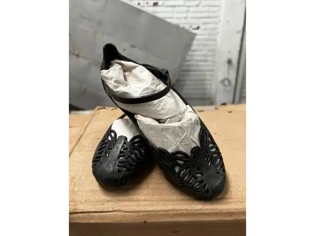 LEILÃO DE 480 PARES DE SANDÁLIAS