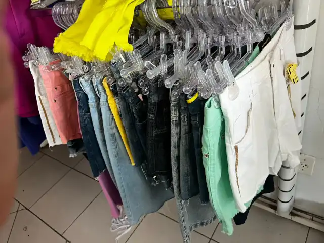 LEILÃO DE ROUPAS E MÓVEIS DE LOJA