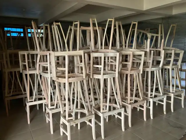 LEILÃO DE ESTRUTURAS PARA CADEIRAS E LIXADEIRAS