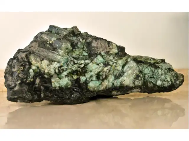 Leilão de Canga de Esmeralda bruta in natura, com 95,4 kg, de cor verde fator Bg